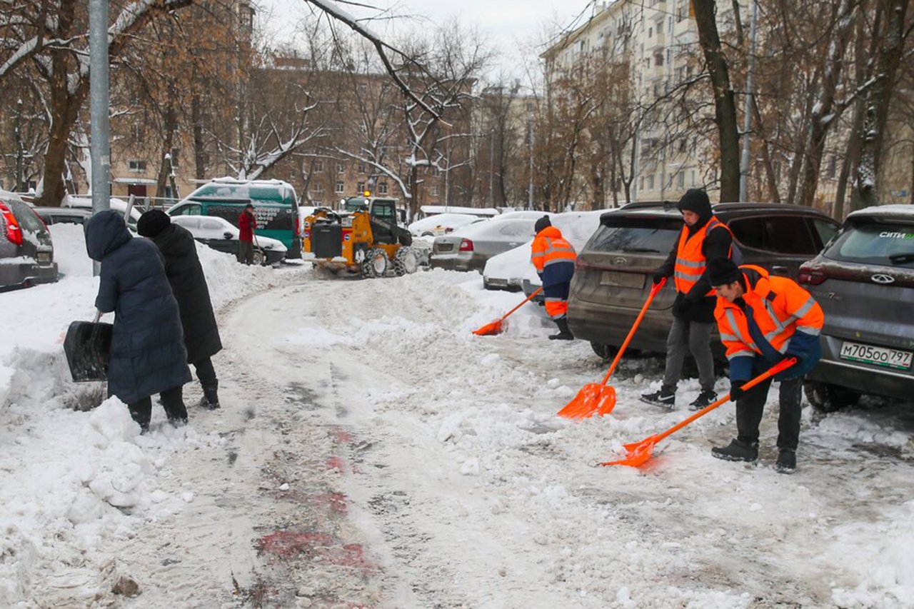 Россиянам посоветовали вместо жалоб на плохую уборку снега скинуться на рабочих